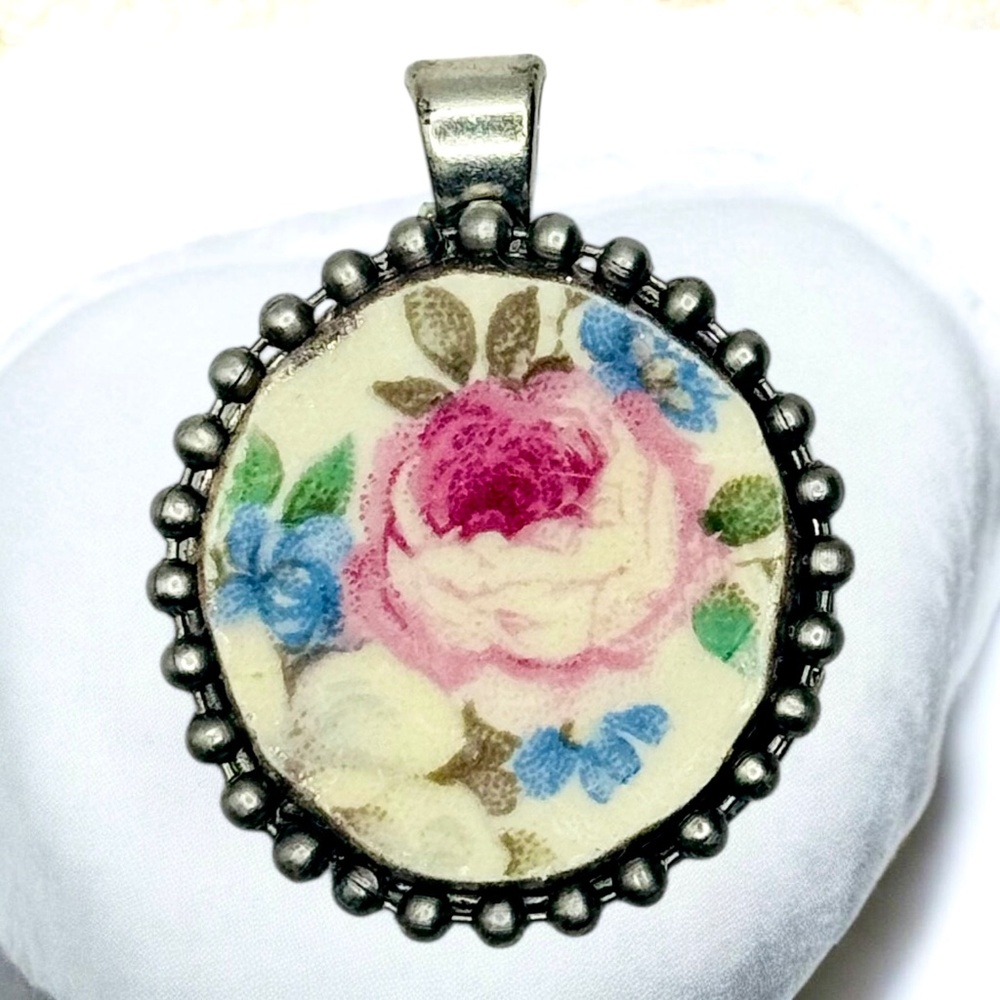 Vintage Homer LaughlinBroken China Round Pendant Floral Beaded  Design Necklace